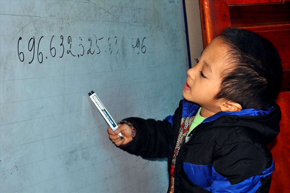 Dãy số với 15 chữ số, đọc 3 lần là bé Nguyễn Quang Triều (huyện Hương Sơn, Hà Tĩnh) nhớ vanh vách, không cần nhìn vào bảng. Ảnh: Minh Lý