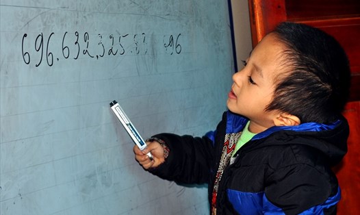 Dãy số với 15 chữ số, đọc 3 lần là bé Nguyễn Quang Triều (huyện Hương Sơn, Hà Tĩnh) nhớ vanh vách, không cần nhìn vào bảng. Ảnh: Minh Lý