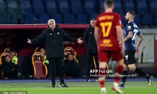 Jose Mourinho chỉ biết giơ tay chịu trận khi AS Roma thua đậm Inter Milan trên sân nhà. Ảnh: AFP