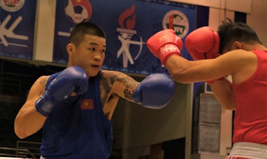 Trương Đình Hoàng gặp Bùi Ngọc Phương trong trận chung kết hạng cân 80kg nam nhóm tuổi 10-40. Ảnh: Ngọc Ánh