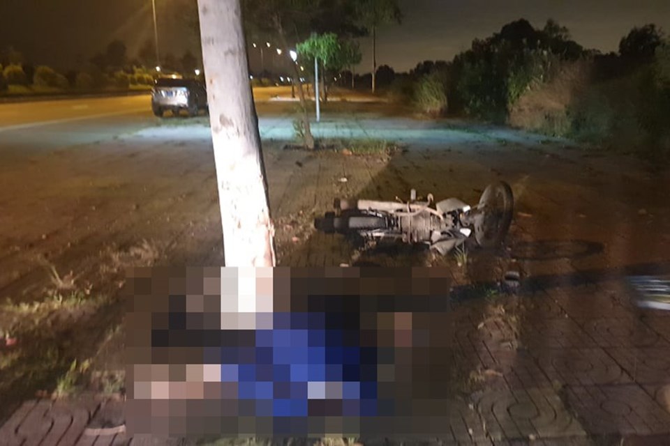 Nam thanh niên tông xe máy vào gốc cây tử vong trên lề đường