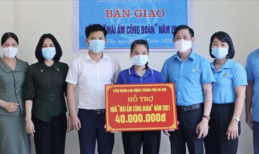 Liên đoàn Lao động Thành phố Hà Nội trao hỗ trợ Mái ấm Công đoàn. Ảnh: Ngọc Ánh