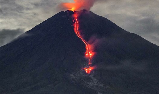 Núi lửa Semeru ở Indonesia phun trào. Ảnh: AFP