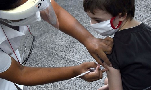 Nhân viên y tế tiêm vaccine COVID-19 cho một học sinh tại một trường học ở thủ đô Havana. Ảnh: Tân Hoa Xã