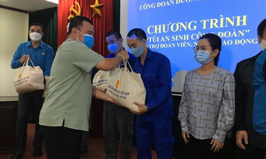 Trao hỗ trợ của Công đoàn Đường sắt Việt Nam cho người lao động khó khăn bị ảnh hưởng dịch bệnh COVID-19. Ảnh: Kiều Vũ