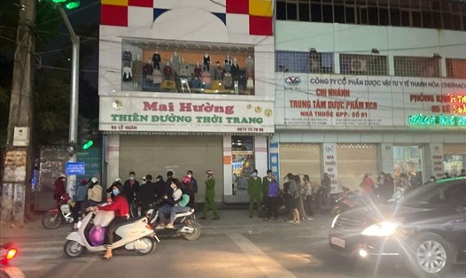 Lực lượng Công an TP. Thanh Hóa có mặt tại cửa hàng quần áo trên đường Lê Hoàn, nơi xảy ra sự việc. Ảnh: X.C.