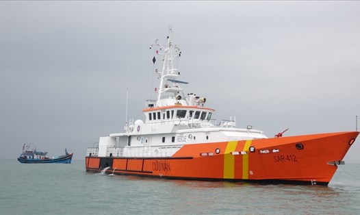 Tàu SAR 412 của Trung tâm Phối hợp tìm kiếm cứu nạn hàng hải khu vực II lai dắt tàu cá gặp nạn trên biển về bờ an toàn. Ảnh: Trung tâm
