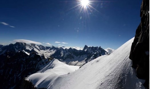Kho báu toàn đá quý được một người leo núi phát hiện trên ngọn núi Mont-Blanc của Pháp. Ảnh: AFP