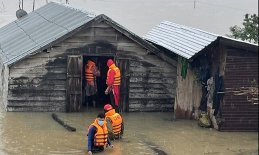 Người dân tỉnh Gia Lai cũng bị ngập nặng do mưa lũ gây ra. Ảnh TA