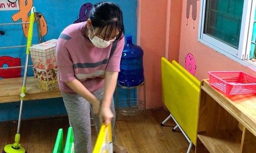Giáo viên mầm non tại xã Kim Chung (huyện Đông Anh, Hà Nội) đang dọn dẹp, vệ sinh lớp học (Ảnh chụp thời điểm cuối tháng 2.2021). Ảnh: Bảo Hân