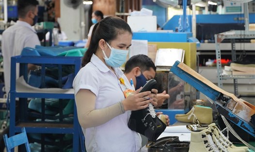 Công nhân Công ty TNHH Sản xuất Giày Uy Việt (Bà Rịa - Vũng Tàu). Ảnh: T.A