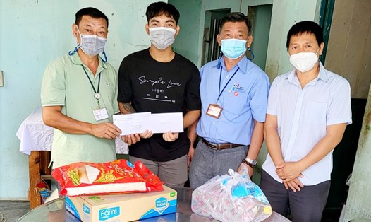 LĐLĐ huyện Nhơn Trạch (Đồng Nai), đại điện Công ty TNHH Hwaseung Vina cùng CĐCS thăm hỏi, trao quà cho gia đình công nhân có người qua đời do dịch COVID-19. Ảnh: Hà Anh Chiến