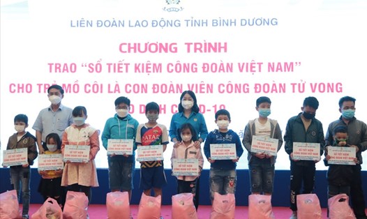LĐLĐ tỉnh Bình Dương trao “Sổ tiết kiệm Công đoàn Việt Nam” cho trẻ em mồ côi do cha, mẹ tử vong vì COVID-19. Ảnh: Đ.T