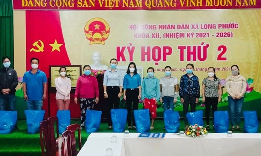 LĐLĐ huyện Long Thành vừa phối hợp cùng UBND xã Long Phước trao tặng 200 túi an sinh cho các công nhân lao động có hoàn cảnh khó khăn. Ảnh: LĐLĐ huyện Long Thành