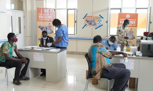 Tiêm vaccine COVID-19 tại một bệnh viện ở Nam Sudan. Ảnh: AFP/Getty