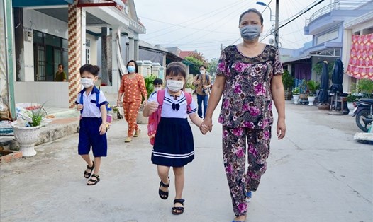 Phụ huynh xã Thạnh An (huyện Cần Giờ, TPHCM) đưa trẻ đi học trực tiếp. Ảnh: Huyên Nguyễn