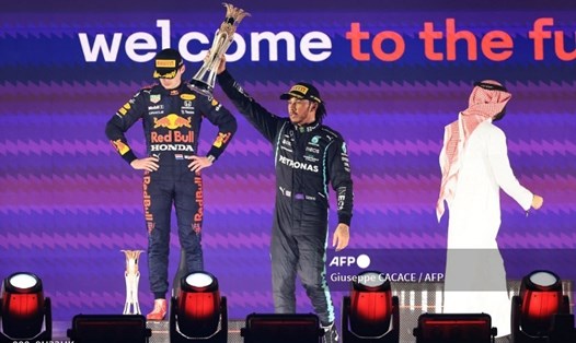 Thắng liên tiếp 3 chặng, Lewis Hamilton đã bắt kịp Max Verstappen về điểm số trước chặng cuối cùng ở Abu Dhabi. Ảnh: AFP