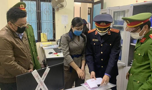 Cơ quan Cảnh sát điều tra Công an tỉnh khám xét nơi làm việc của Nguyễn Thị Thùy Linh. Ảnh: CAQB