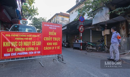Chốt kiểm soát tại ổ dịch phố Nguyễn Công Trứ (phường Phố Huế, quận Hai Bà Trưng). Ảnh: Minh Ánh