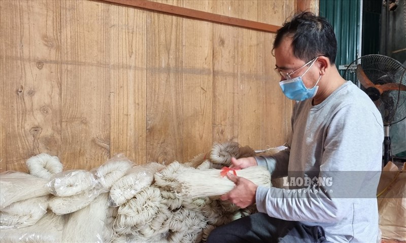 Chàng trai bỏ bằng kỹ sư về quê làm bún khô thu tiền tỉ mỗi năm