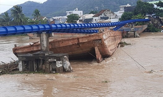 Sà lan trôi trong lũ, đánh sập đường ống cấp nước sinh hoạt của Nha Trang. Ảnh CC