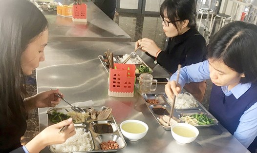 Định mức bữa ăn ca tại Công ty TNHH Hải Linh được duy trì đảm bảo sức khoẻ cho người lao động. Ảnh: Trang Nhung