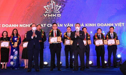 Ông Phạm Mạnh Khôi - Đại điện FE CREDIT - nhận chứng nhận tôn vinh “Doanh nghiệp đạt chuẩn văn hóa kinh doanh Việt Nam” 2021 từ Bộ trưởng Bộ VHTTDL và Chủ tịch VNABC.