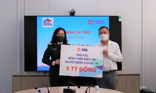 Bà Nguyễn Thị Thủy – Thành viên HĐQT MB thay mặt MB trao tặng 5 tỷ đồng đến Bệnh viện điều trị người bệnh COVID-19. Ảnh: MB