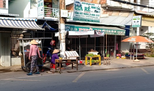 Siết chợ truyền thống, tiểu thương xuống lề đường mua/bán tại tỉnh Bạc Liêu. Ảnh: Nhật Hồ
