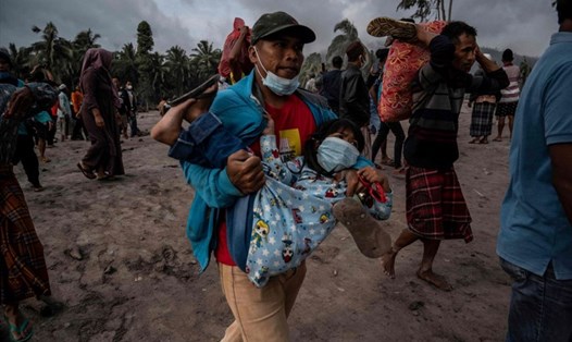 Núi lửa Semeru hoạt động khiến dân làng Sumber Wuluh ở Lumajang, Indonesia phải đi sơ tán ngày 5.12. Ảnh: AFP
