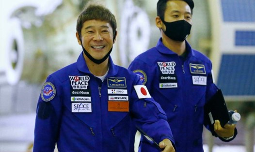 Tỉ phú Nhật Bản Yusaku Maezawa (trái) và trợ lý Yozo Hirano tham gia khóa huấn luyện trước khi lên Trạm Vũ trụ Quốc tế (ISS). Ảnh: AFP
