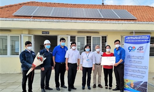 Ông Huỳnh Tấn Khương, đại diện thanh niên công nhân EVNHCMC trao tặng hệ thống điện năng lượng mặt trời mái nhà cho Trung tâm nuôi dưỡng bảo trợ trẻ Linh Xuân. Ảnh: Nam Dương