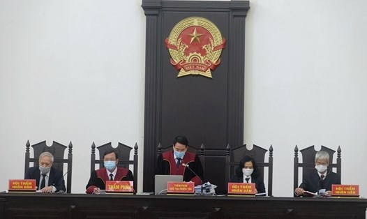 Chủ toạ Vũ Quang Huy (giữa) công bố bản án với 36 bị cáo vụ sai phạm tại dự án cao tốc Đà Nẵng - Quảng Ngãi. Ảnh: C.H