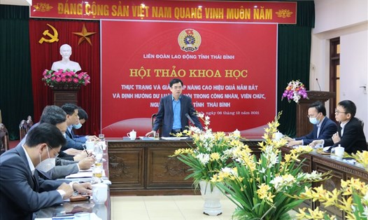 Ông Bùi Xuân Vinh - Chủ tịch LĐLĐ tỉnh Thái Bình, Chủ nhiệm đề tài triển khai các nội dung tại Hội thảo. Ảnh: B.M