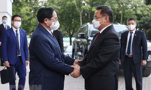 Thủ tướng Phạm Minh Chính đón Chủ tịch Quốc hội Lào Saysomphone Phomvihane. Ảnh: TTXVN