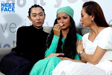 Hoa hậu H'Hen Niê khóc khi 2 học trò bị loại. Ảnh: CTCC.
