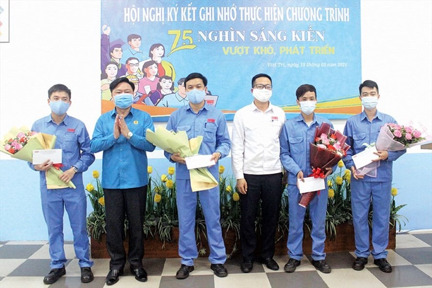 Lãnh đạo Liên đoàn Lao động tỉnh và lãnh đạo Công ty TNHH Công nghệ Cosmos1 khen thưởng các CNLĐ có ý tưởng cải tiến xuất sắc được áp dụng trong tháng 2.2021 và tích cực hưởng ứng Chương trình “75 nghìn sáng kiến, vượt khó, phát triển”. Ảnh: LĐLĐ tỉnh Phú Thọ