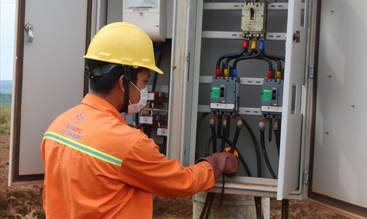 Công nhân PC Đắk Nông kiểm tra trạm biến áp cấp điện tại điểm cách ly tập
trung.