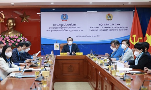 Hội đàm trực tuyến giữa Tổng LĐLĐVN và Trung ương Liên hiệp Công đoàn Lào diễn ra sáng 7.12. Ảnh: Hải Nguyễn
