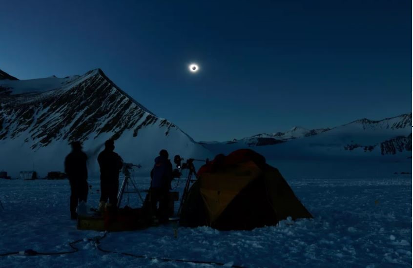 Nam Cực chìm trong bóng tối khi diễn ra nhật thực toàn phần ngày 4.12. Ảnh: AFP