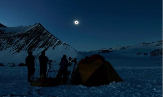 Nam Cực chìm trong bóng tối khi diễn ra nhật thực toàn phần ngày 4.12. Ảnh: AFP