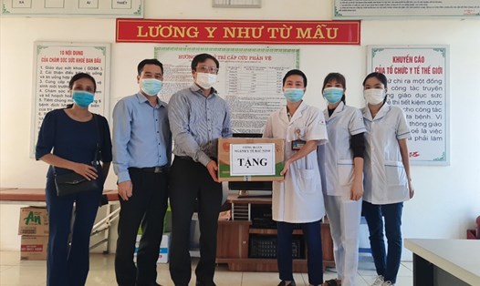 Lãnh đạo Công đoàn ngành Y tế tỉnh Bắc Ninh tặng quà tới cán bộ y tế. Ảnh: Lê Hồng