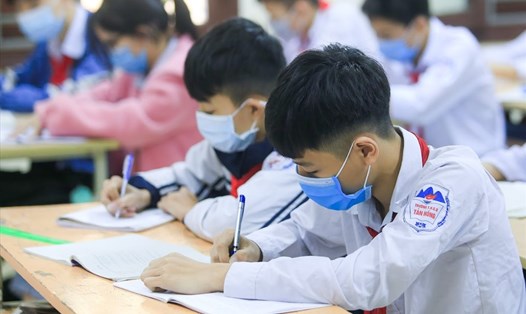 Học sinh Hà Nội trở lại trường học sau thời gian dài học trực tuyến. Ảnh: Hải Nguyễn.