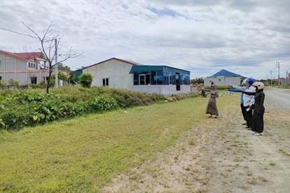 Việc mua bán đất hộ gia đình cần có sự đồng ý của tất cả các thành viên trong gia đình. Ảnh: LĐO