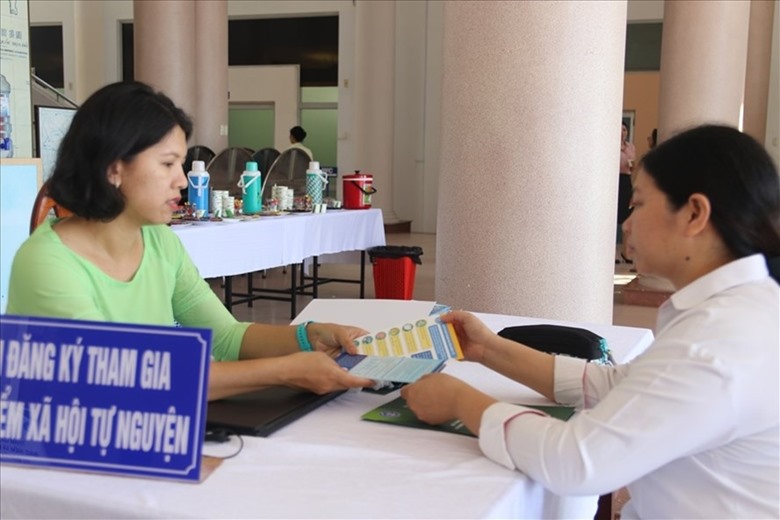 Cán bộ BHXH Khánh Hòa tư vấn cho người lao động tham gia loại hình bảo hiểm phù hợp và theo dõi quá trình đóng bảo hiểm của mình. Ảnh: P.Linh