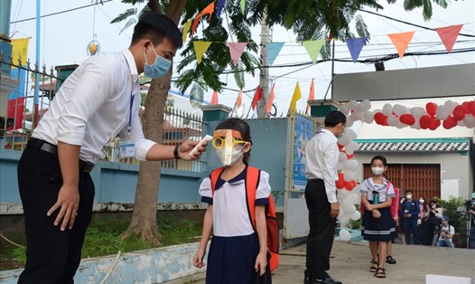 Học sinh lớp 1 Trường Tiểu học Thạnh An (Cần Giờ, TPHCM) đi học trực tiếp. Ảnh: Huyên Nguyễn