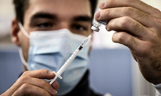 Nghiên cứu mới chỉ ra tiêm kết hợp các loại vaccine cho hiệu quả cao hơn. Ảnh: AFP