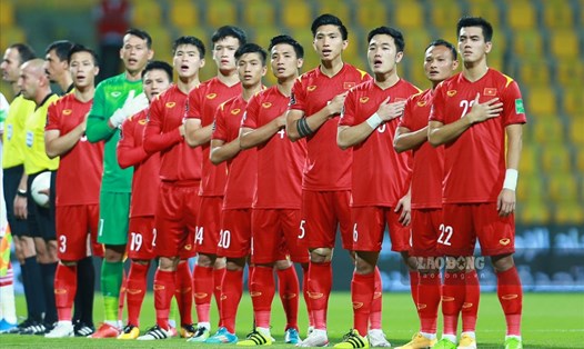 Các tuyển thủ Việt Nam hát Quốc Ca trước một trận đấu ở vòng loại World Cup 2022. Ảnh: Trung Thu