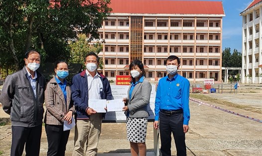 Lãnh đạo LĐLĐ tỉnh Đắk Lắk đến thăm, trao quà cho đoàn viên, người lao động ở Bệnh viện dã chiến số 3. Ảnh: Bảo Trung