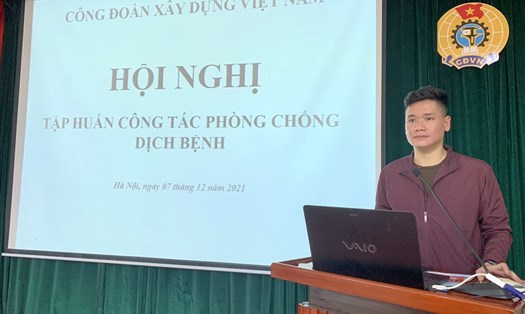 Chuyên viên Ban Chính sách pháp luật (Công đoàn Xây dựng Việt Nam)  truyền đạt các nội dung tại Hội nghị. Ảnh: CĐXDVN